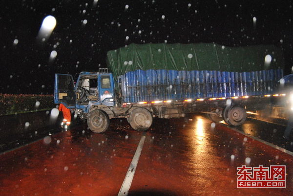 雨天路湿货车打滑 司机被甩落40米桥下/图