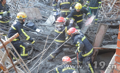 组图：工地支模架坍塌绍 兴消防刨出4名工人