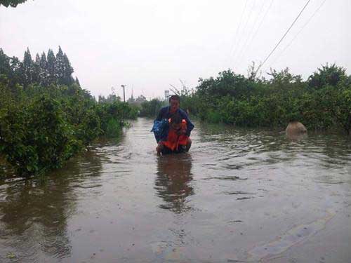 暴雨困住4千余群众 成都消防救援进行时