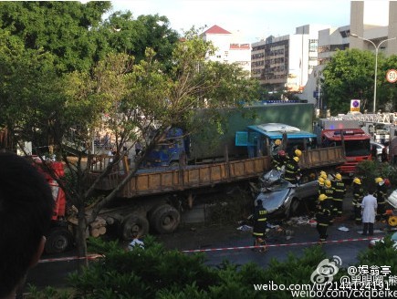 深圳梅林关发生连环车祸 一家三口当场毙命