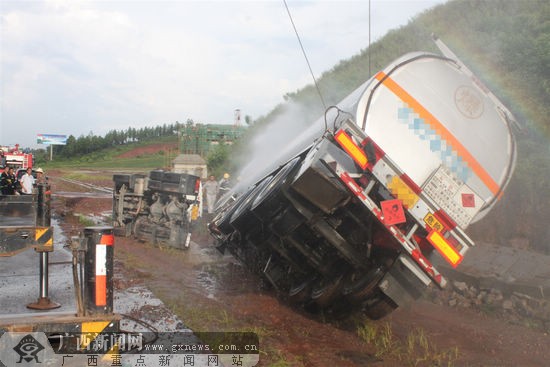 高速路口12吨油罐车侧翻 消防5小时抢险救援