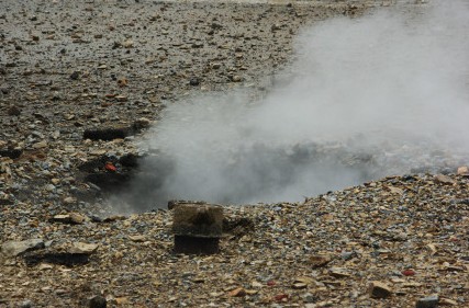 组图：大连友好广场地下管道爆炸 炸出大坑