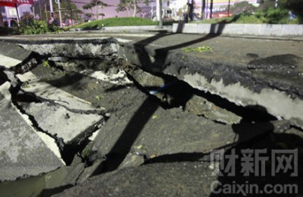 湖北荆州闹市区一道路发生大面积塌陷/图