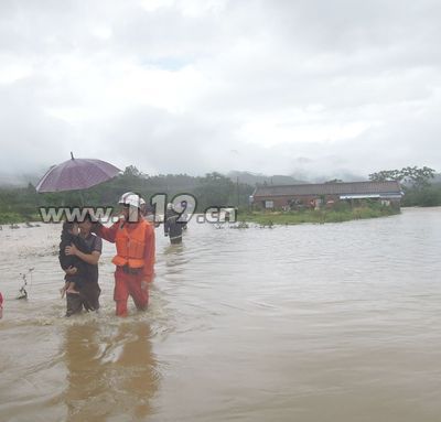 特大暴雨致严重洪涝 消防疏散群众近300人