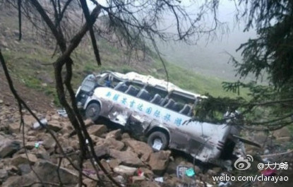 组图：新疆大巴坠入山沟36伤亡 全为女性