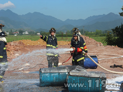 甲苯货车侧翻爆炸起火 咸宁消防疏散200人