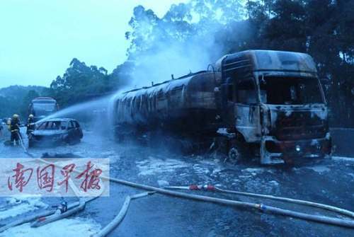 泉南高速4车追尾槽罐车起火爆炸 2人死亡/图