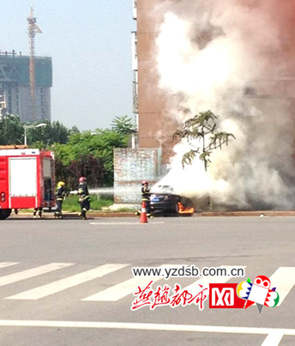 轿车直撞居民楼燃起大火 一男子当场身亡/图