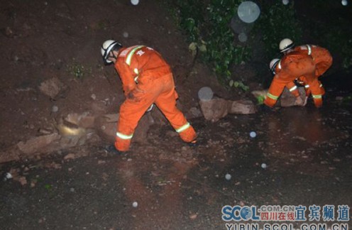 宜宾消防抗洪抢险 激流闪耀橙色力量