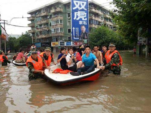 暴雨困住4千余群众 成都消防救援进行时