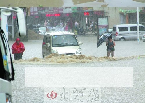 河南信阳遭暴雨 男子骑车过涵洞时被淹死