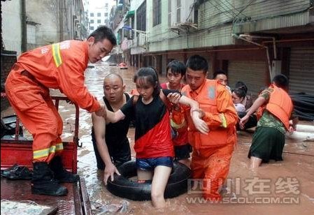 暴雨致仁寿汪洋镇变“汪洋” 消防火速救援