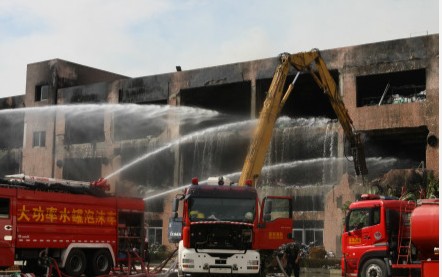 深圳中裕电器大火后续：消防水枪喷水除烟