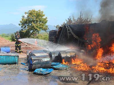 甲苯货车侧翻爆炸起火 咸宁消防疏散200人