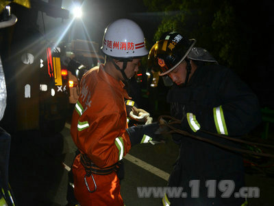 深夜高速连发两起车祸困多人 消防成功施救