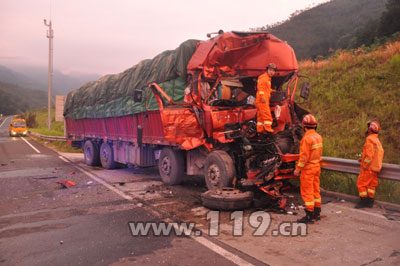 方向盘失灵挂车服务区连撞两车 车头撞扁