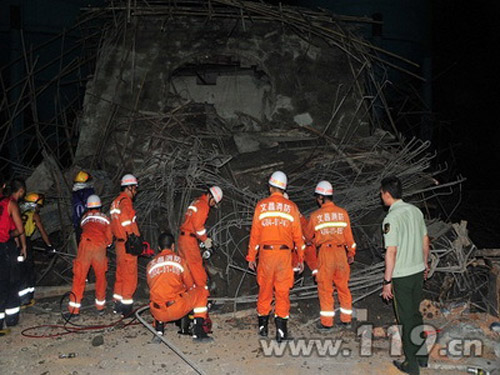 海南一在建塔楼框架坍塌 消防破拆施救