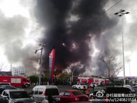 天津滨海新区一工厂发生火灾 浓烟滚滚