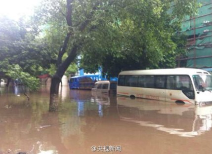 广西桂林发布暴雨红色预警 多人被困/图