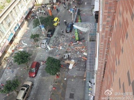 组图：福州学生街广场小吃店爆炸致1死2伤