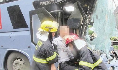 乘客害怕客车追尾爆炸 敲坏两把安全锤逃生