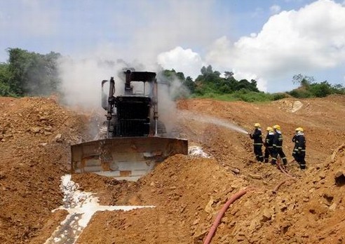 推土机自燃随时引发爆炸 海南消防除险情