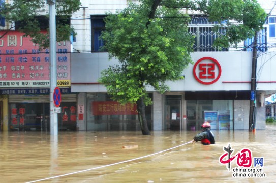 组图：台风“菲特”引发洪水 消防紧急救援