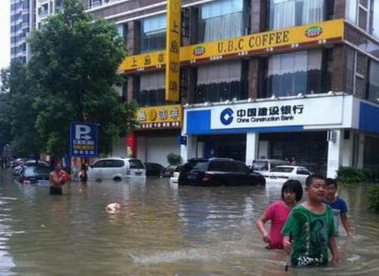 汕头溃堤致海水倒灌 房屋被淹民众受困/图