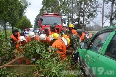 巨浪跃过堤坝 消防疏散群众100多人/图