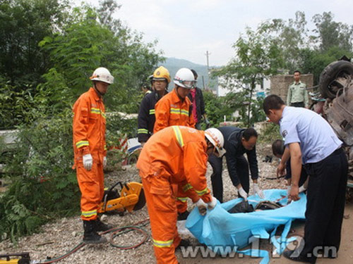 轿车被两大车夹击成铁团 车内5人血肉模糊/图