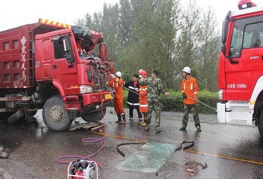 雨天出事故受伤司机被困 消防切车门救人