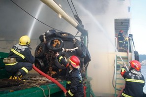 舟山8百多吨冷冻船突然起火 浓烟腾空而起