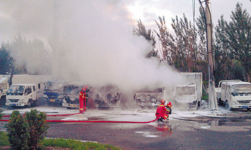 沈阳变压器被雷击爆炸 火花打到货车致烧毁