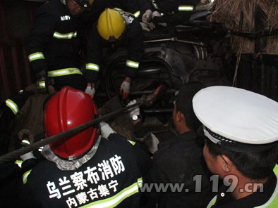 强行超车酿惨剧司机被困 消防紧急营救/图