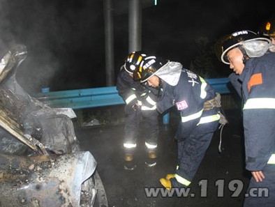 汉十高速轿车起火爆炸 消防紧急扑救/图