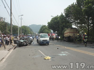 槽罐车迎面相撞4人被困 消防拆车营救/图