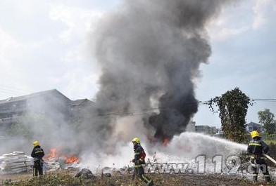 废品收购站熊熊大火 消防20分钟扑灭/图