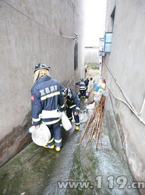 组图：暴雨侵袭现内涝 宜昌消防死守生命线