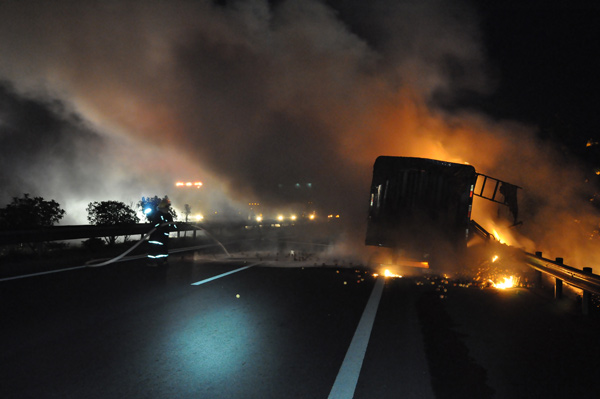 宁洛高速货车爆胎起火 大半车苹果烧焦/图