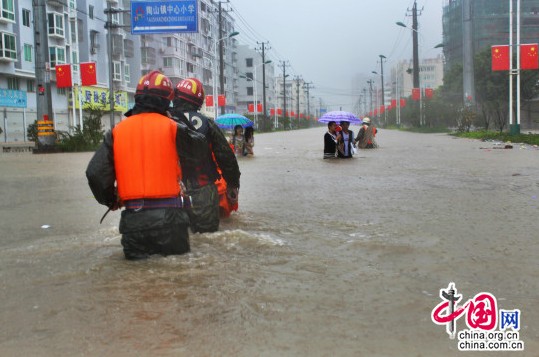 组图：台风“菲特”引发洪水 消防紧急救援