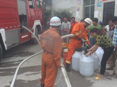 旱情加重人畜断水 同心路中队送水抗旱