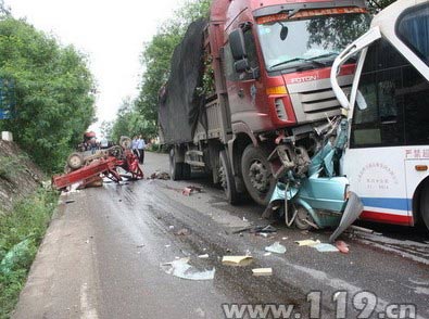 小轿车被两大车“残暴”挤压 消防驰援/图