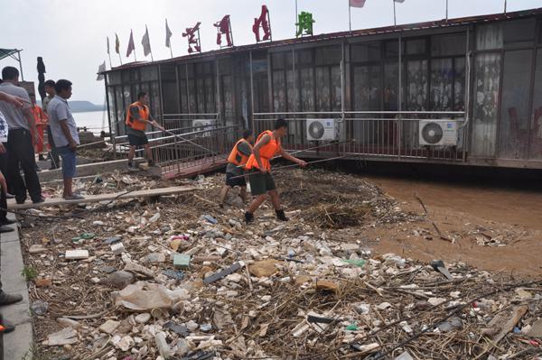 潼关黄河风景区一游艇侧翻 消防全力搜救/图