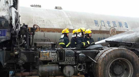 现场：靖边一农家院两辆油罐车爆炸 3人死亡