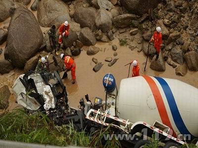 搅拌机坠入峡谷司机被冲走 消防冒雨出动/图