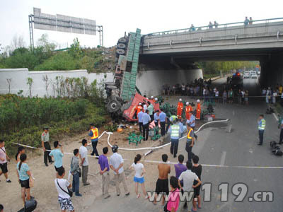 货车直插到高速桥下驾驶室着地 消防救援/图