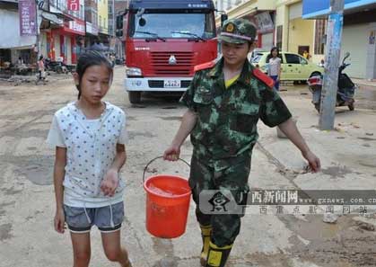 洪水致桂平300多户缺水 消防送水120吨/图