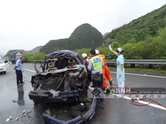 桂林小车疑似偷油后狂飙 追尾货车致1死1伤