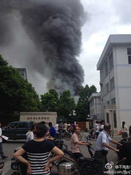 现场：福州黎明建材市场突发大火 黑烟冲天