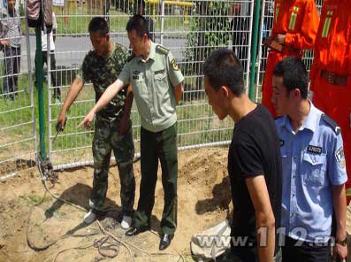 组图：地面坍塌1人被埋 消防10小时施救